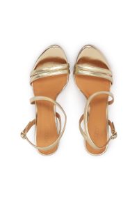 Kazar - Złote sandały na wysokim obcasie. Zapięcie: pasek. Kolor: złoty. Materiał: skóra. Obcas: na obcasie. Wysokość obcasa: wysoki #2