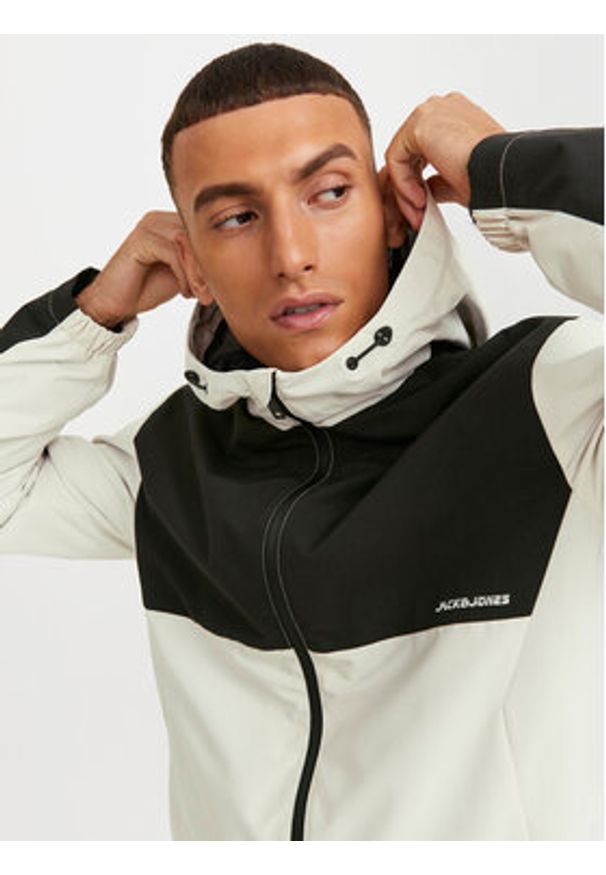 Jack & Jones - Jack&Jones Kurtka przejściowa Alex 12249381 Beżowy Regular Fit. Kolor: beżowy. Materiał: syntetyk
