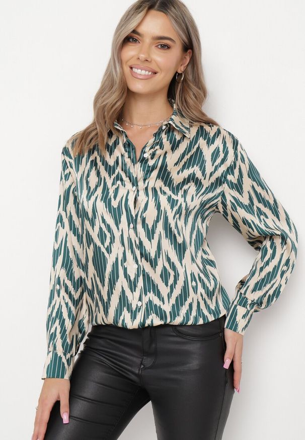 Born2be - Ciemnozielona Koszula z Kołnierzykiem w Abstrakcyjne Paski Caietana. Okazja: na co dzień. Kolor: zielony. Materiał: jeans. Wzór: paski. Styl: casual