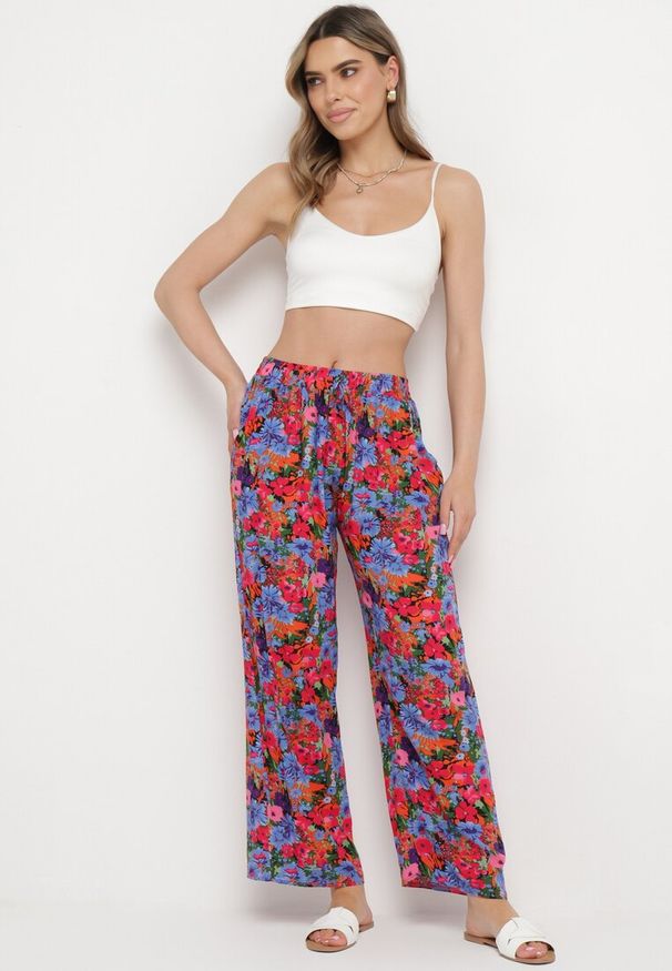 Born2be - Fioletowo-Różowe Proste Spodnie z Wiskozy w Kwiatowy Print Yadolle. Stan: podwyższony. Kolor: fioletowy. Materiał: wiskoza. Wzór: kwiaty, nadruk. Sezon: lato