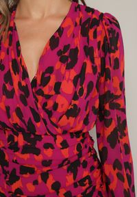 Born2be - Czerwona Panterkowa Kopertowa Sukienka Ozdobiona Marszczeniem i Falbaną Valentica. Okazja: na spacer. Typ kołnierza: dekolt w kształcie V. Kolor: czerwony. Długość rękawa: długi rękaw. Wzór: aplikacja. Sezon: jesień. Typ sukienki: kopertowe. Styl: klasyczny, elegancki #3