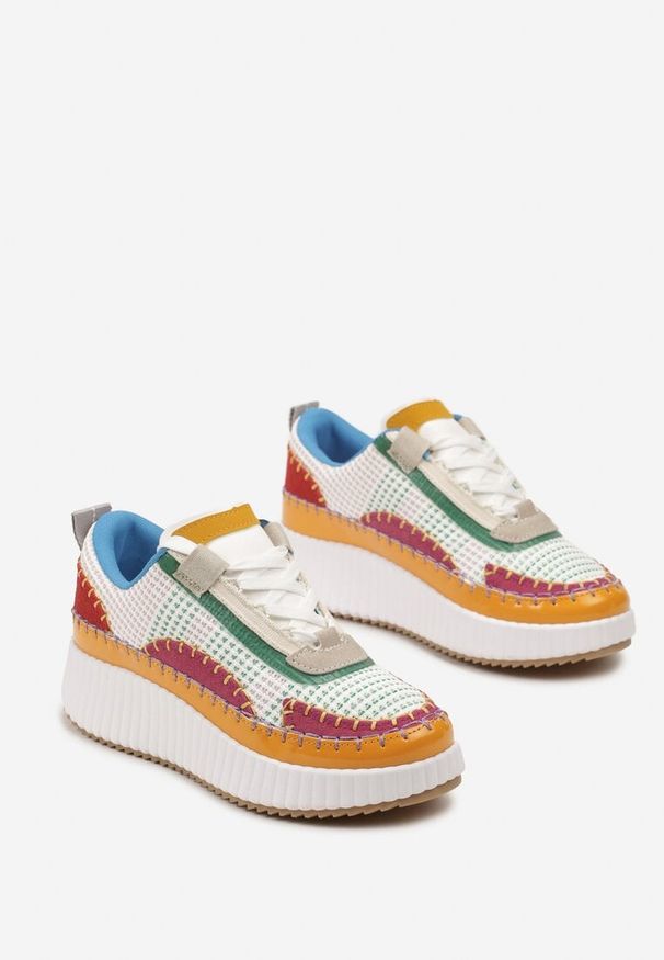 Renee - Biało-Zielone Sneakersy na Platformie Ozdobione Nitami i Patchworkowymi Wstawkami Jeneria. Kolor: biały. Wzór: aplikacja. Obcas: na platformie