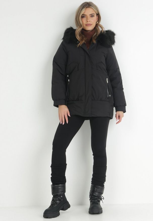 Born2be - Czarna Kurtka z Kapturem z Futerkiem Mumat. Typ kołnierza: kaptur. Kolor: czarny. Materiał: futro. Wzór: aplikacja