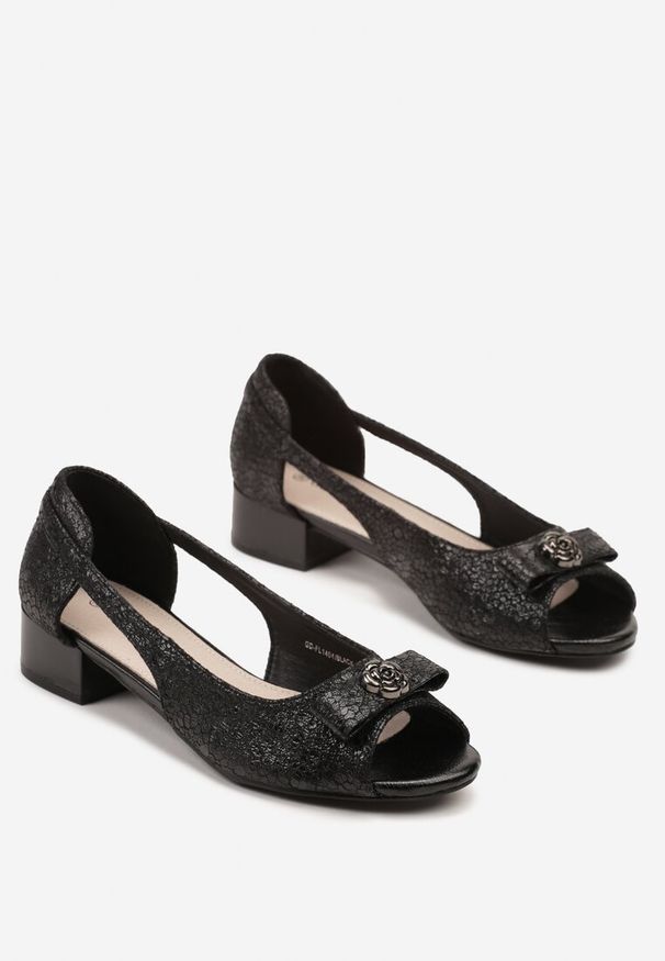 Born2be - Czarne Sandały Peep Toe ze Skórzaną Wkładką i Elegancką Kokardą z Aplikacją Soniriela. Okazja: na co dzień. Nosek buta: otwarty. Kolor: czarny. Materiał: skóra. Wzór: aplikacja. Obcas: na obcasie. Styl: elegancki. Wysokość obcasa: niski