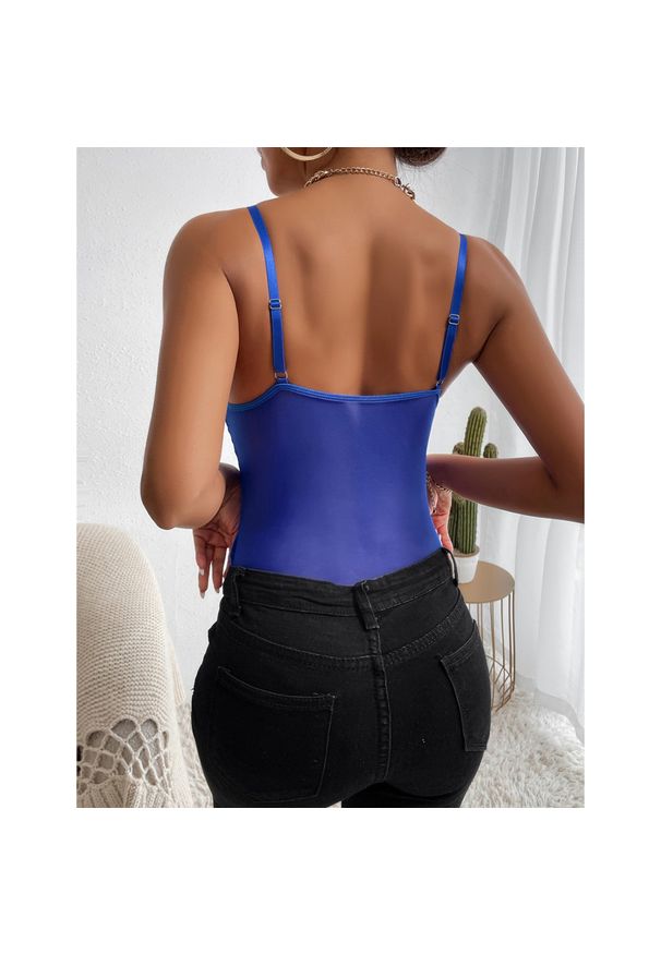 Intica - Body z haftem na romantyczne wieczory Tabatha. Kolor: czerwony. Materiał: materiał. Wzór: haft