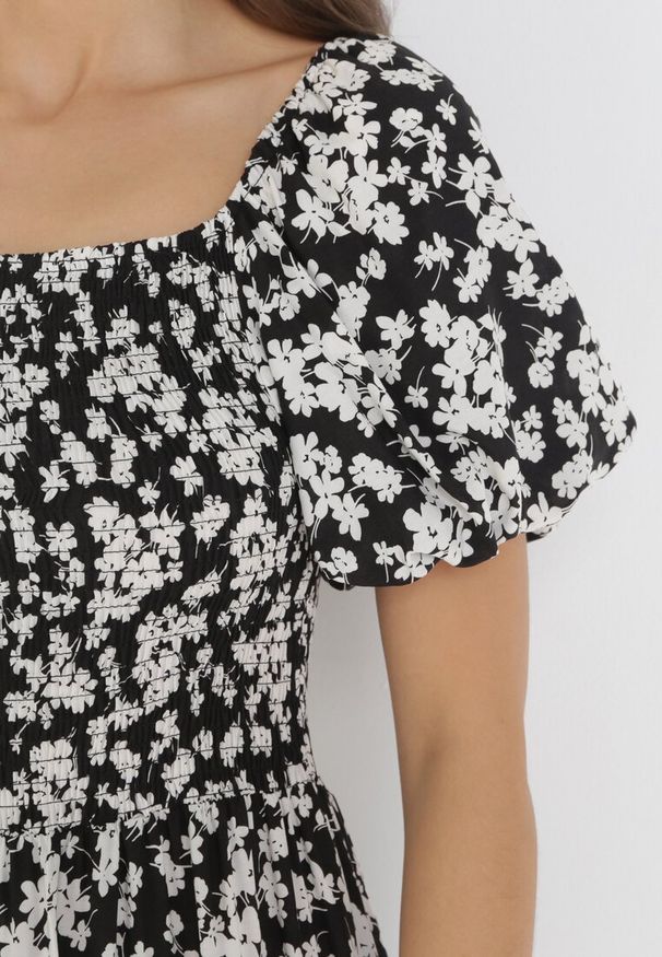 Born2be - Czarna Rozkloszowana Sukienka Maxi w Kwiaty Casceia. Kolor: czarny. Wzór: kwiaty. Długość: maxi