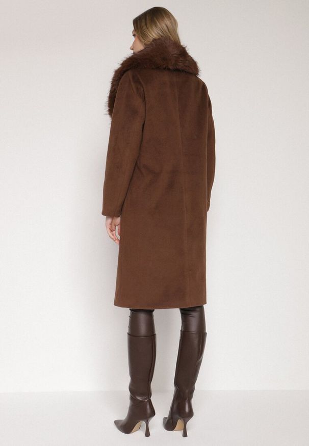 Born2be - Brązowy Płaszcz Ozdobiony Odpinanym Futerkiem Lianossa. Okazja: na co dzień. Kolor: brązowy. Materiał: futro. Wzór: aplikacja. Styl: casual, klasyczny