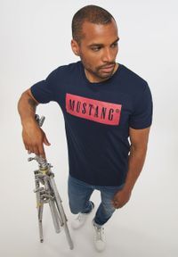 Mustang - MUSTANG Style Alex C LOGO Tee MĘSKI T-SHIRT KOSZULKA NADRUK LOGO BLUE NIGHTS 1013223 4085. Wzór: nadruk