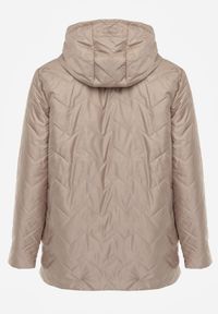 Born2be - Ciemnobeżowa Przejściowa Pikowana Kurtka z Odpinanym Kapturem Nevistta. Okazja: na spacer, na co dzień, do pracy. Kolekcja: plus size. Kolor: beżowy. Materiał: poliester, jeans. Styl: casual, elegancki #2