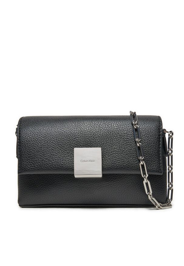 Calvin Klein Torebka Ck Plaque Sm Crossbody W/Chain K60K612785 Czarny. Kolor: czarny. Materiał: skórzane