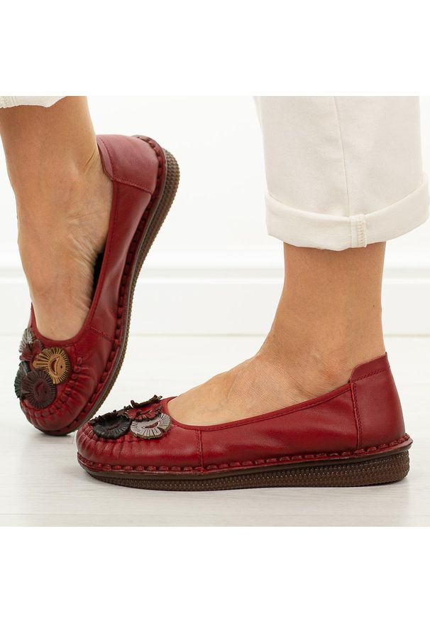 POTOCKI - Czerwone skórzane półbuty damskie Potocki 15309. Okazja: na co dzień. Nosek buta: okrągły. Kolor: czerwony. Materiał: skóra. Szerokość cholewki: normalna. Wzór: kolorowy, aplikacja. Sezon: wiosna, lato, jesień. Styl: casual, klasyczny, elegancki