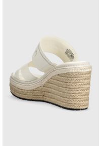 Calvin Klein klapki WEDGE 50HH - HE damskie kolor biały na koturnie HW0HW01498. Kolor: biały. Materiał: materiał, skóra, guma, włókno. Wzór: nadruk. Obcas: na koturnie #2