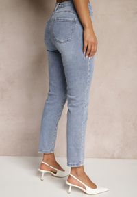 Renee - Jasnoniebieskie Jeansy High Waist o Kroju Mom Fit Delarinor. Okazja: na co dzień. Stan: podwyższony. Kolor: niebieski. Wzór: aplikacja. Styl: casual, elegancki