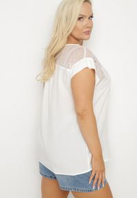 Born2be - Biała Bluzka z Wiskozy z Przezroczystymi Wstawkami Zelauri. Okazja: na co dzień. Kolor: biały. Materiał: wiskoza. Styl: casual, elegancki