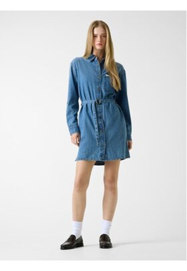 Guess Jeans Sukienka codzienna 180487 Niebieski Classic Fit. Okazja: na co dzień. Kolor: niebieski. Typ sukienki: proste. Styl: casual