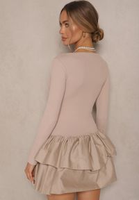 Renee - Beżowa Sukienka Longsleeve o Rozkloszowanym Kroju z Falbanką Reline. Okazja: na co dzień. Kolor: beżowy. Materiał: skóra. Długość rękawa: długi rękaw. Typ sukienki: proste. Styl: klasyczny, elegancki, casual
