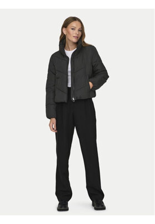 only - ONLY Kurtka zimowa Maggi 15308639 Czarny Regular Fit. Kolor: czarny. Materiał: syntetyk. Sezon: zima