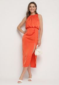 Born2be - Pomarańczowa Taliowana Sukienka Ozdobiona Marszczeniem Rindessa. Okazja: na spotkanie biznesowe, do pracy. Kolor: pomarańczowy. Wzór: aplikacja. Styl: klasyczny, biznesowy #2