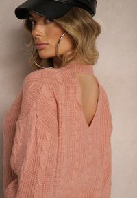 Renee - Jasnoróżowy Sweter z Dekoltem na Plecach z Ozdobnym Splotem Torleana. Okazja: na co dzień. Typ kołnierza: dekolt na plecach. Kolor: różowy. Materiał: jeans. Długość rękawa: długi rękaw. Długość: długie. Wzór: ze splotem. Styl: klasyczny, elegancki, casual