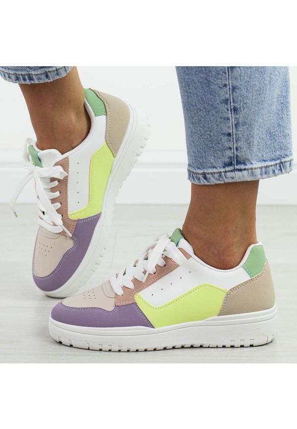 Fioletowe sportowe buty damskie McBraun 23263. Kolor: fioletowy. Materiał: skóra. Szerokość cholewki: normalna. Wzór: kolorowy. Sezon: wiosna, lato. Obcas: na platformie. Sport: turystyka piesza, fitness