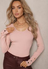 Renee - Jasnoróżowy Sweter z Wiskozą Ozdobiony Guzikami z Trójkątnym Dekoltem Attecca. Kolor: różowy. Materiał: wiskoza. Wzór: aplikacja. Sezon: zima
