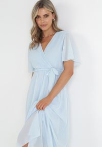 Born2be - Niebieska Kopertowa Sukienka z Gumką w Pasie i Plisowaną Górą Davitri. Kolor: niebieski. Materiał: materiał. Długość rękawa: krótki rękaw. Typ sukienki: kopertowe. Długość: maxi