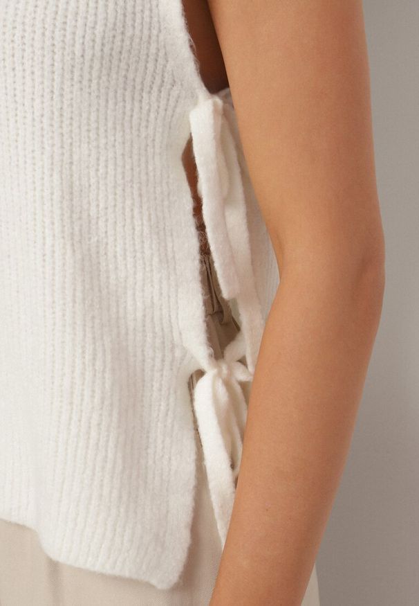 Born2be - Biała Kamizelka Dzianinowa z Wełną i Wiskozą Wiązana po Bokach Annivoria. Kolor: biały. Materiał: wiskoza, dzianina, wełna. Styl: elegancki