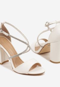 Renee - Białe Sandały Vices na Słupku Ozdobione Paskami z Cyrkonii Rovettia. Okazja: na ślub cywilny, na wesele. Zapięcie: pasek. Kolor: biały. Materiał: skóra. Wzór: aplikacja. Obcas: na słupku. Styl: elegancki #2