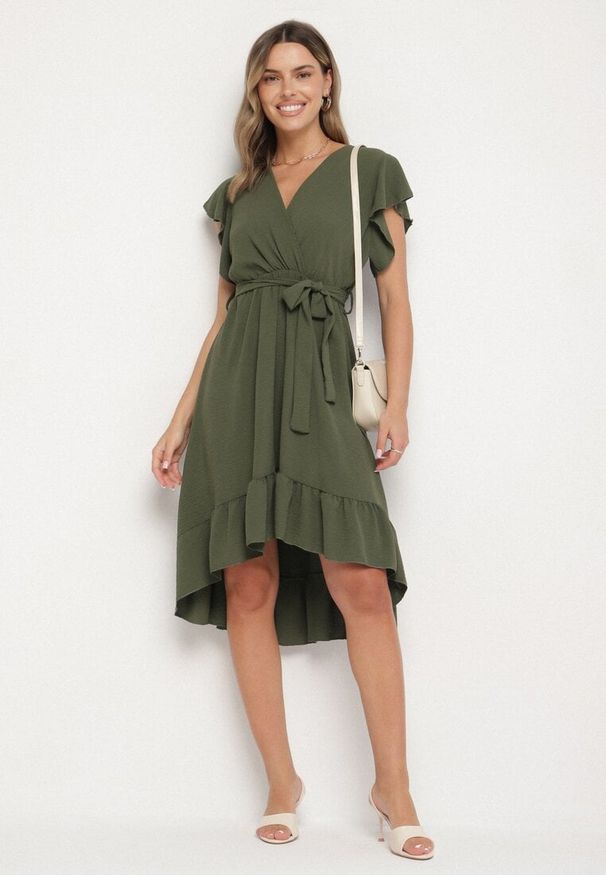 Born2be - Ciemnozielona Rozkloszowana Sukienka Ozdobiona Falbanką i Paskiem Natiellea. Okazja: na co dzień. Typ kołnierza: kołnierz z falbankami. Kolor: zielony. Wzór: aplikacja. Styl: casual