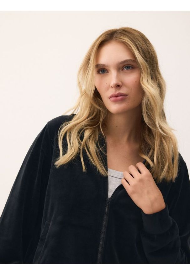 Reserved - Welurowa bluza z kapturem - czarny. Typ kołnierza: kaptur. Kolor: czarny. Materiał: welur