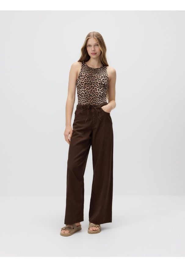 Reserved - Jeansy wide leg z lyocellem - brązowy. Kolor: brązowy