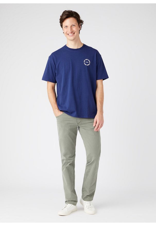 Wrangler - WRANGLER GREENSBORO MĘSKIE SPODNIE MATERIAŁOWE DUSTY OLIVE W15QY665M 112145836. Materiał: materiał