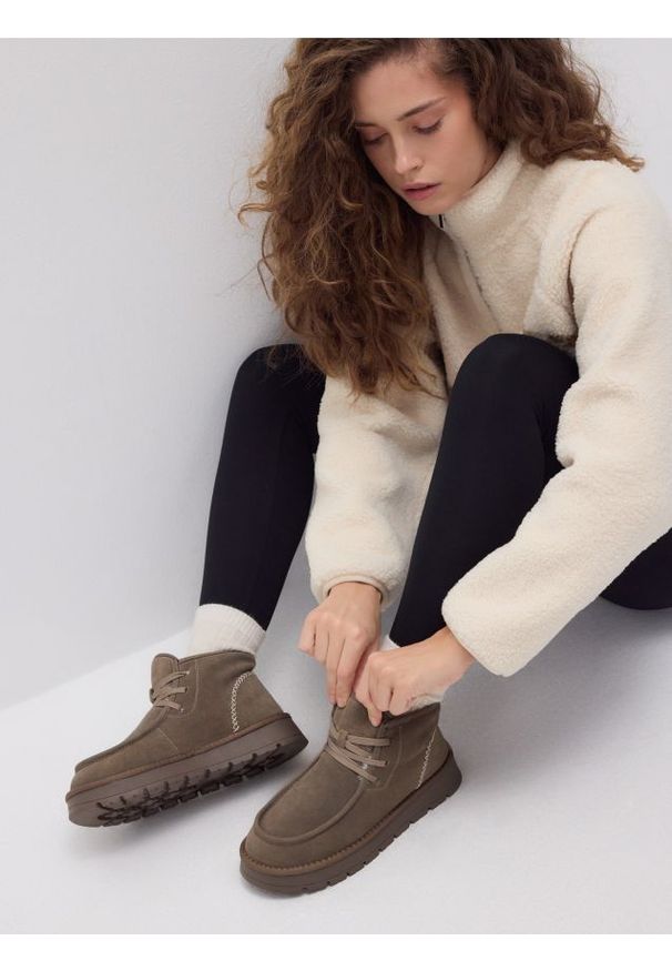 Reserved - Zamszowe śniegowce z wiązaniem - ciemnozielony. Kolor: zielony. Materiał: zamsz