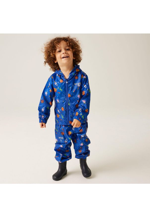 Regatta - Dziecięca kurtka przeciwdeszczowa Peppa Pack It. Kolor: niebieski. Wzór: nadruk. Styl: klasyczny, sportowy. Sport: turystyka piesza