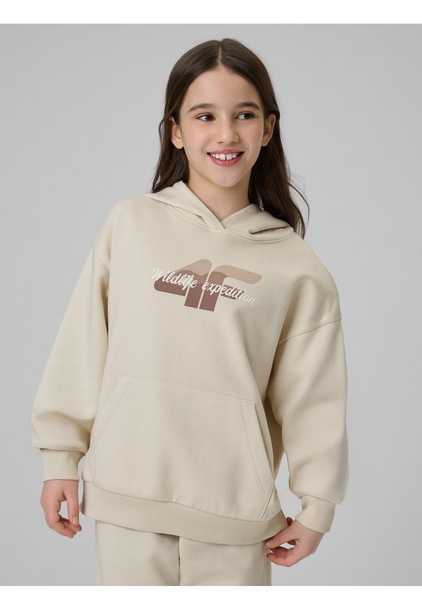 4f - 4F Bluza dresowa regular z kapturem dziewczęca - beżowa 164 (13-14 lat). Okazja: na spacer, na co dzień, na uczelnię. Typ kołnierza: kaptur. Kolor: beżowy. Materiał: dresówka. Sezon: lato. Styl: casual, klasyczny