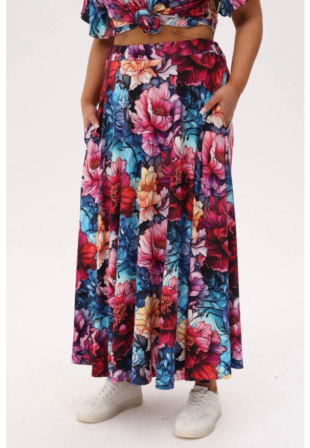 Moda Size Plus Iwanek - Rozkloszowana spódnica Solea MIDI w print piwonii PLUS SIZE XXL OVERSIZE. Okazja: na co dzień. Kolekcja: plus size. Materiał: dzianina, elastan, tkanina, bawełna, jeans. Długość: krótkie. Wzór: nadruk. Styl: casual, elegancki