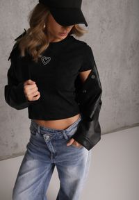 Renee - Czarny T-shirt z Bawełny Ozdobiony Sercem z Cyrkonii Amythera. Okazja: na co dzień. Kolor: czarny. Materiał: bawełna. Wzór: aplikacja. Styl: sportowy, casual, elegancki #1