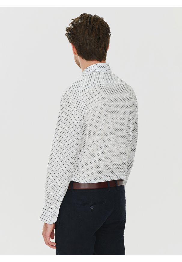 PAKO LORENTE – Biała męska koszula w niebieski mikrowzór P24SF-1X-018-B-S - Pako Lorente. Okazja: na co dzień. Kolor: wielokolorowy, niebieski, biały. Materiał: jeans, elastan. Styl: casual