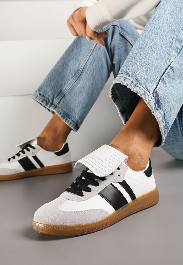 Renee - Biało-Czarne Sneakersy w Stylu Tenisówek z Wywinięciem Aveloren. Okazja: na co dzień. Zapięcie: sznurówki. Kolor: biały. Materiał: jeans. Obcas: na płaskiej podeszwie