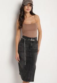 Born2be - Czarna Bawełniana Spódnica Jeansowa Ozdobiona Łańcuchem Lilisela. Okazja: na co dzień. Kolor: czarny. Materiał: bawełna, jeans. Wzór: aplikacja. Styl: klasyczny, elegancki, casual #5