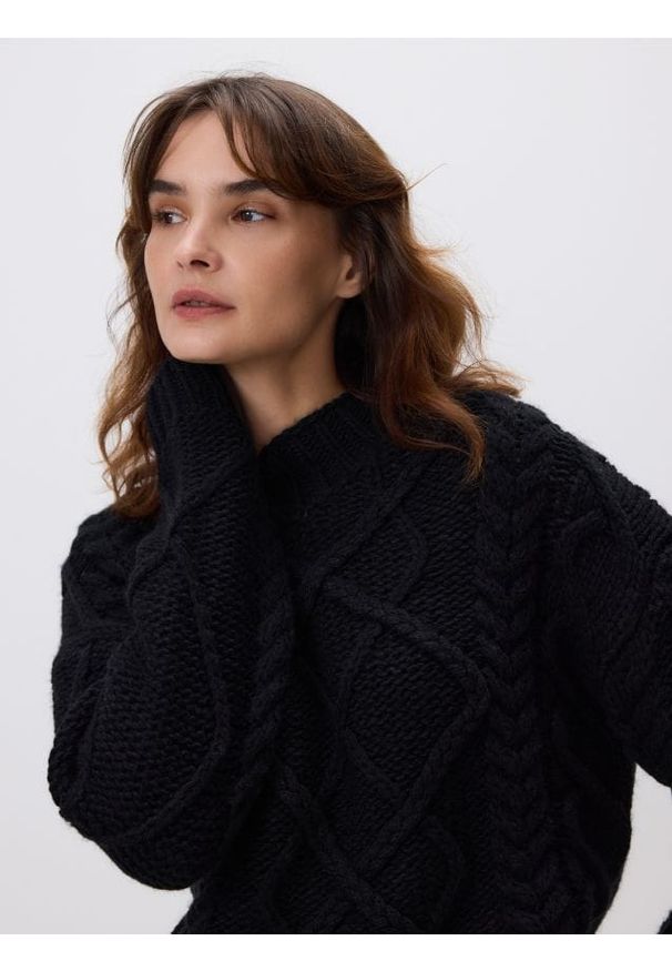 Reserved - Sweter ze stójką - czarny. Typ kołnierza: kołnierzyk stójkowy. Kolor: czarny. Materiał: dzianina, wełna