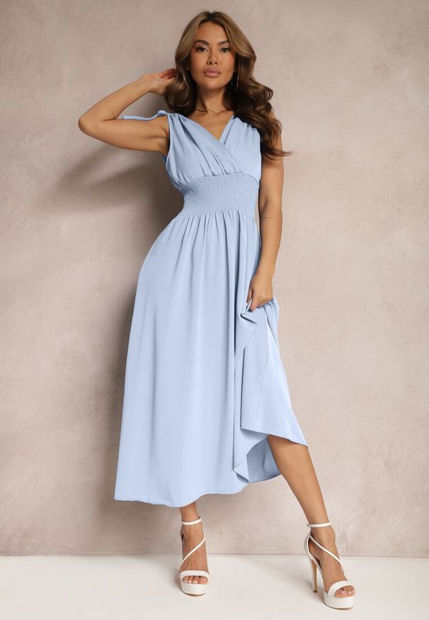 Renee - Jasnoniebieska Rozkloszowna Sukienka na Cienkich Ramiączkach z Kopertowym Dekoltem Eilinestia. Okazja: na co dzień. Typ kołnierza: dekolt kopertowy. Kolor: niebieski. Materiał: materiał. Długość rękawa: na ramiączkach. Typ sukienki: kopertowe. Styl: casual