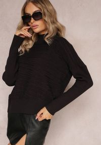 Renee - Czarny Asymetryczny Sweter z Wełną Ozdobiony Tłoczeniem Aurorrsa. Kolor: czarny. Materiał: wełna. Wzór: aplikacja #1
