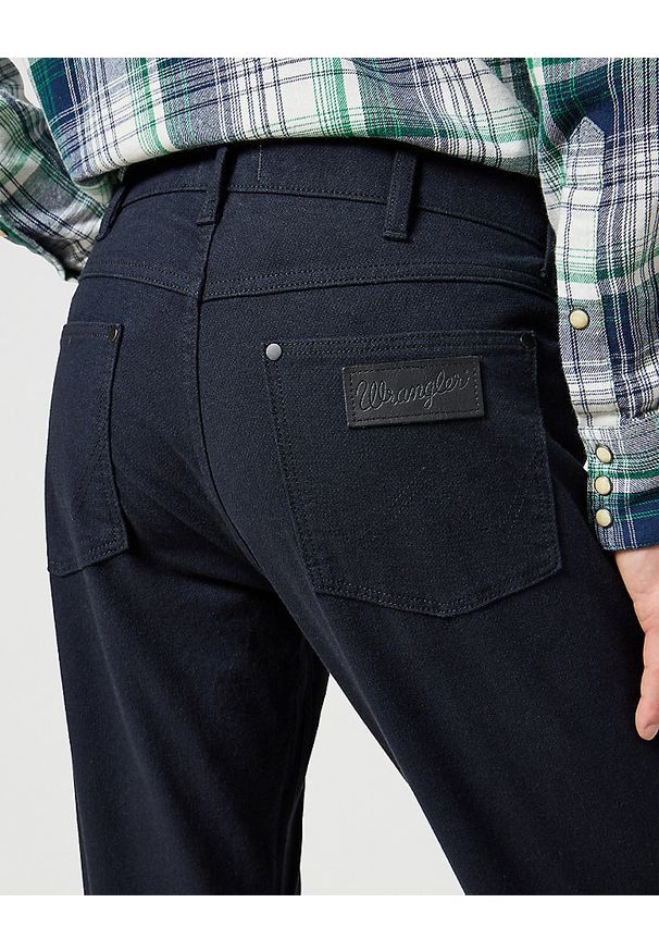 Wrangler - WRANGLER GREENSBORO MĘSKIE SPODNIE MATERIAŁOWE MATERIAŁ CHINO DARK NAVY 112358043 W15Q017344. Materiał: materiał