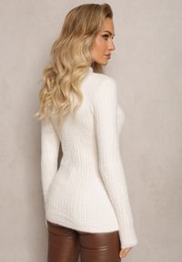 Renee - Jasnobeżowy Wełniany Sweter z Biżuteryjnymi Guzikami i Dłuższym Włosiem Tuvelio. Kolor: beżowy. Materiał: wełna. Długość: długie #5