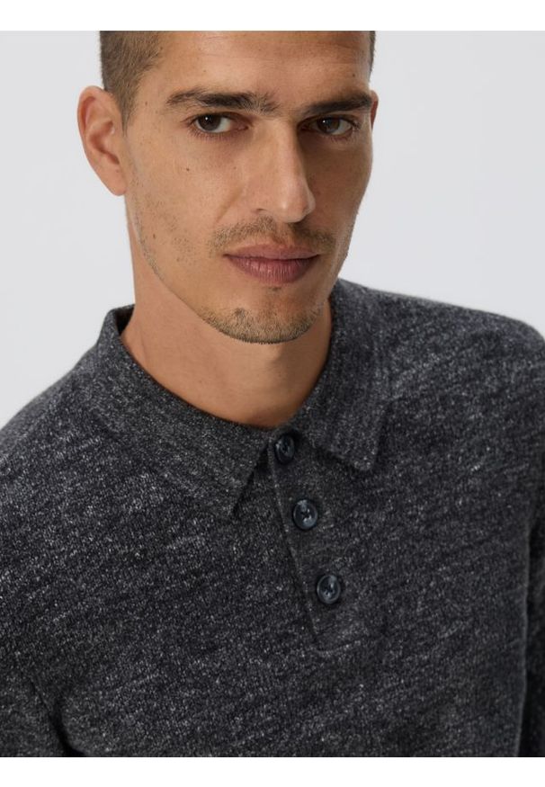 Reserved - Bawełniany sweter polo - ciemnoszary. Typ kołnierza: polo. Kolor: szary. Materiał: bawełna