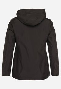 Born2be - Czarna Kurtka Wiatrówka z Nieodpinanym Kapturem i Ściągaczami Mevaria. Okazja: na spacer, na co dzień. Typ kołnierza: kaptur. Kolekcja: plus size. Kolor: czarny. Materiał: tkanina, jeans. Styl: casual #6