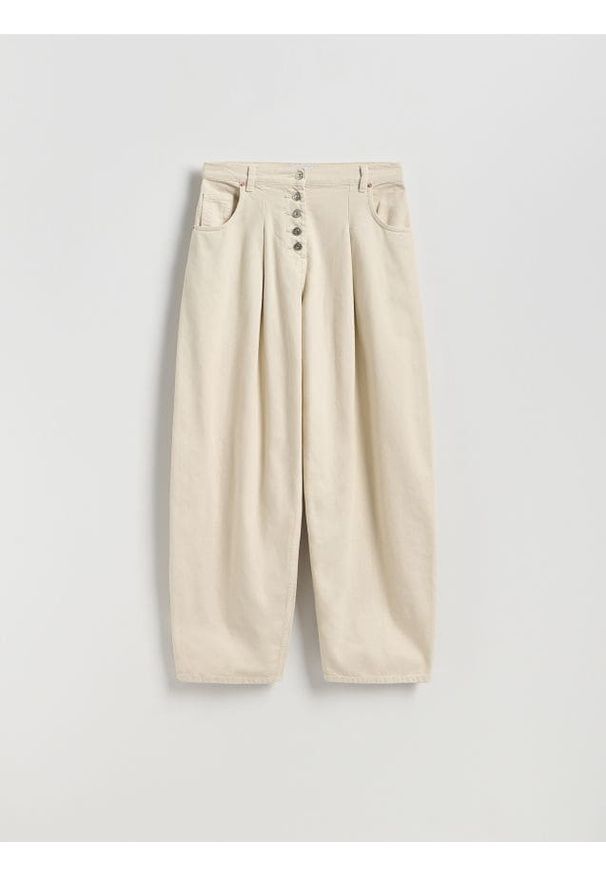 Reserved - Jeansy barrel z zakładkami - kremowy. Kolor: kremowy