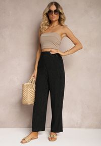 Renee - Czarne Spodnie Regular w Prążki High Waist Sallamia. Okazja: na co dzień. Stan: podwyższony. Kolor: czarny. Materiał: tkanina. Wzór: prążki. Styl: klasyczny, elegancki, casual #3