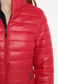 Born2be - Czerwona Kurtka Pikowana na Sezon Przejściowy Verlisa. Okazja: na co dzień. Typ kołnierza: bez kaptura. Kolor: czerwony. Styl: casual #6